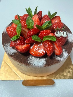 苺のホールケーキ（チョコ）