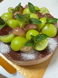 ブドウのホールケーキ（チョコ）