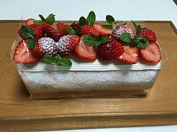 ロールケーキ（クリーム・フルーツプラス）